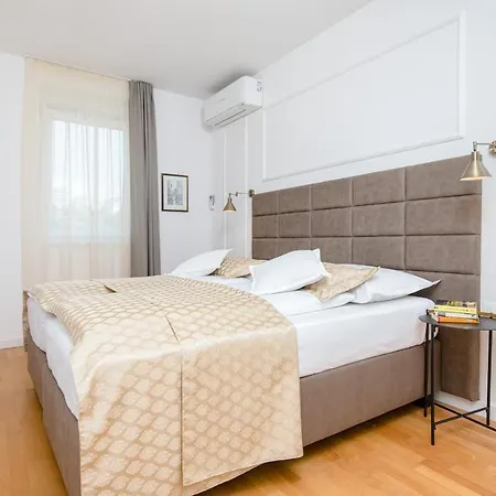 Cosmopolitan **** Apartment