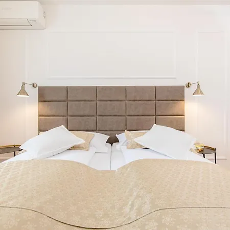 Cosmopolitan **** * スプリト